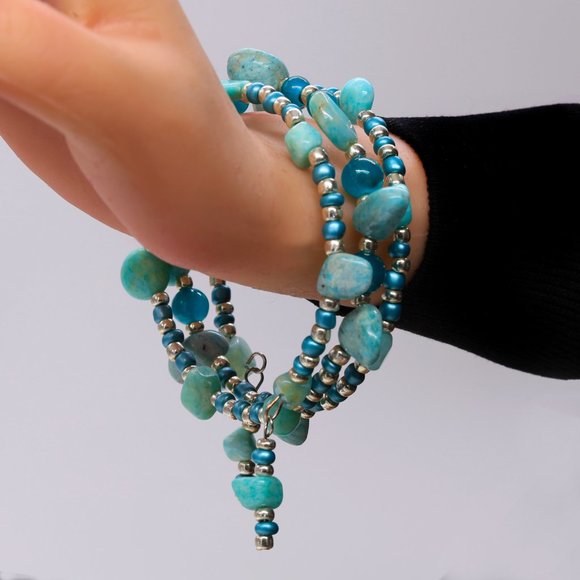 Memory wire Turquoise bracelet with seed beads and hanging accents. - Picture 6 of 8